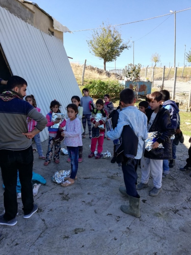 "Çocuklar Üşümesin Gönüllüleri"nden köy okullarına destek