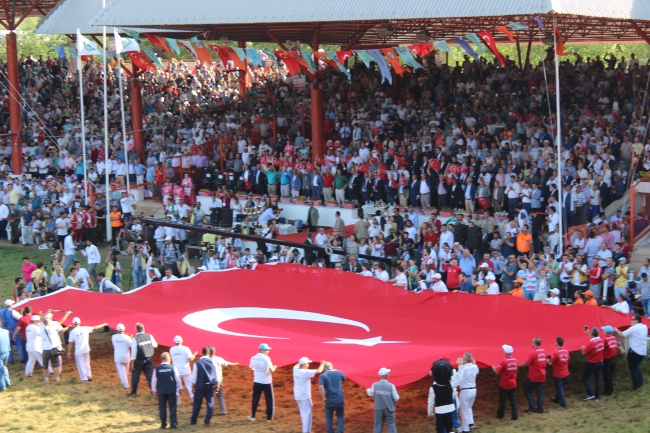 Kırkpınar Er Meydanı'nda dev Türk bayrağı açıldı