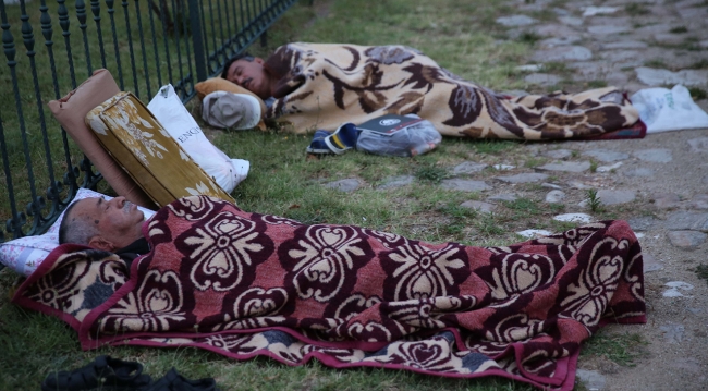 'Güreşseverler' parklarda sabahladı