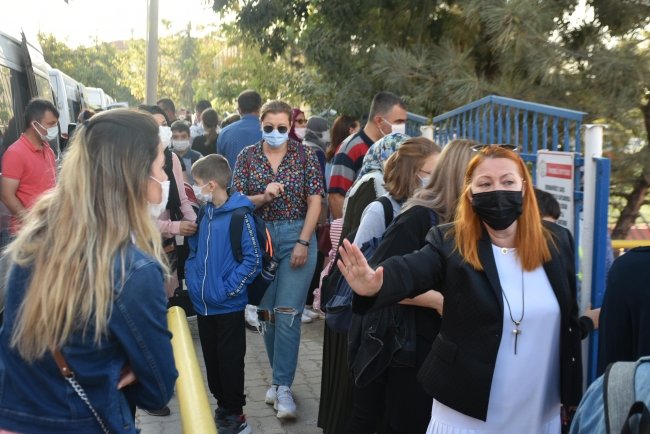 Okul önünde bekleyen ailelere anons: Evinize gidin