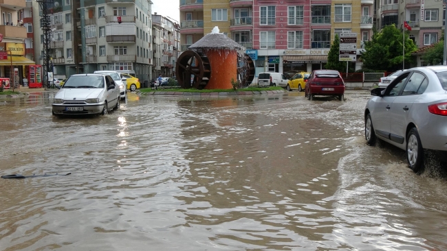 Edirne'de sağanak hayatı olumsuz etkiledi