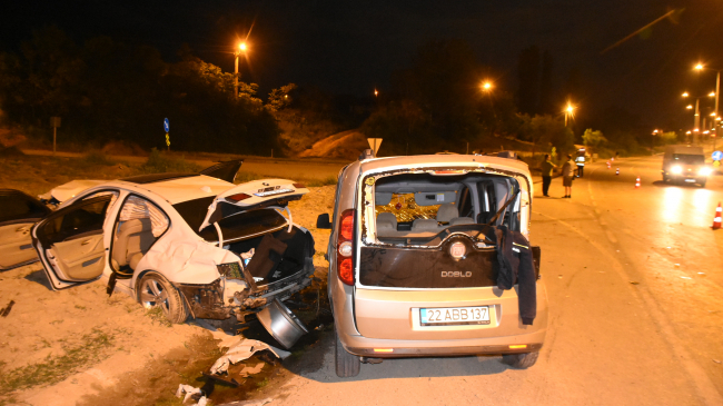 Ticari araçla otomobil çarpıştı: 4 yaralı