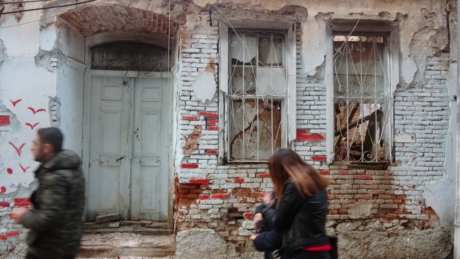 Edremit'te 2 katlı tarihi bina çöktü