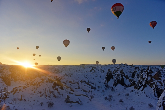 Kapadokya'da eşsiz manzaralar sunan balon turizmi