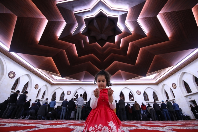 Berat Kandili'nde eller duaya açıldı