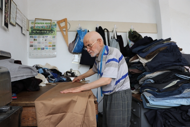 80 yıldır aynı ilçede terzilik yapıyor