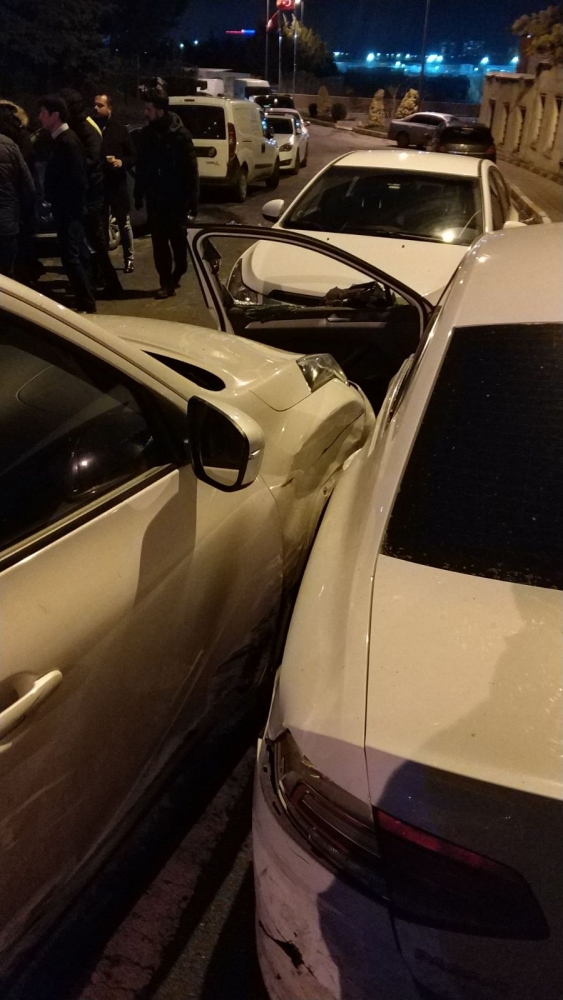 Otomobil hırsızları ortalığı birbirine kattı, polis ateş açarak durdurdu