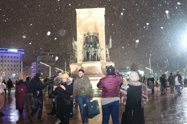 İstanbul'da kar etkisini artırıyor
