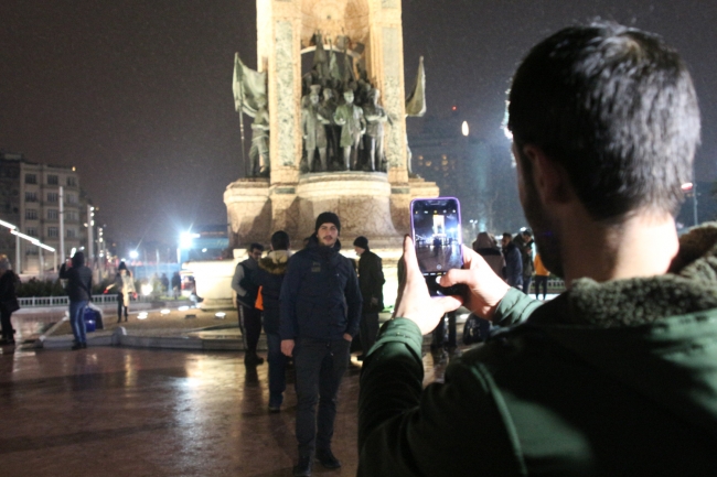 İstanbul'da kar etkisini artırıyor