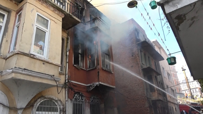 Beyoğlu'nda bir evde çıkan yangın söndürüldü