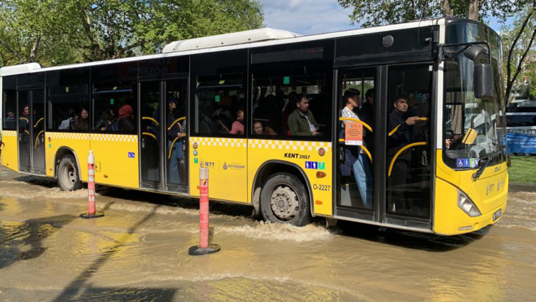 İstanbul'da patlayan su borusu yolları göle çevirdi