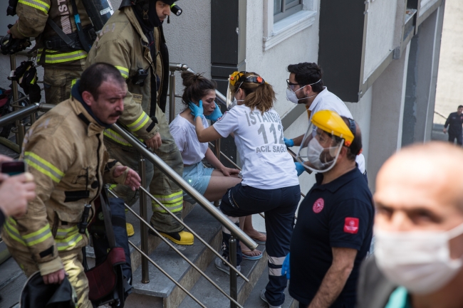 Alibeyköy'de yangın paniği, mahsur kalanları itfaiye kurtardı