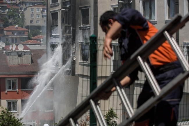 Alibeyköy'de yangın paniği, mahsur kalanları itfaiye kurtardı