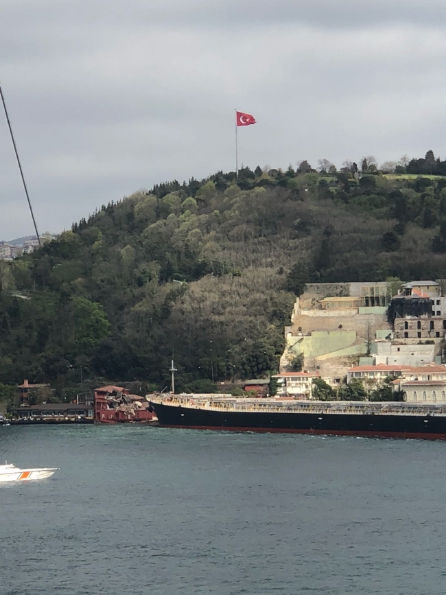 İstanbul Boğazı'nda arızalanan gemi tarihi yalıya çarptı