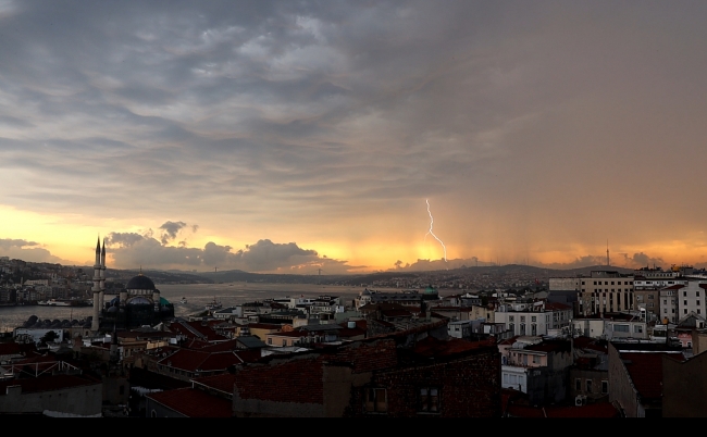 İstanbul güne şimşeklerle uyandı