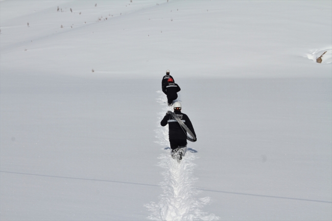 Kesintisiz enerji için karlı tepelere tırmanıp arızaları gideriyorlar