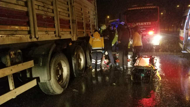 Elektrikli bisiklet tıra çarptı: 2 yaralı