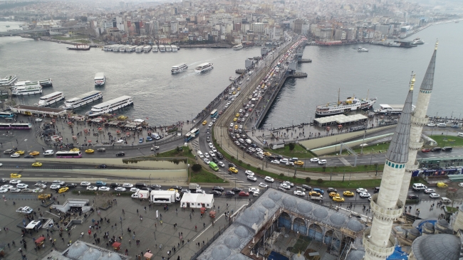 Kısıtlamasız ilk cumartesi: İstanbul'da sahiller ve sokaklar doldu taştı