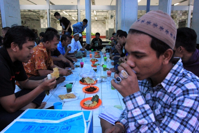 Dünya ilk iftara böyle hazırlandı...