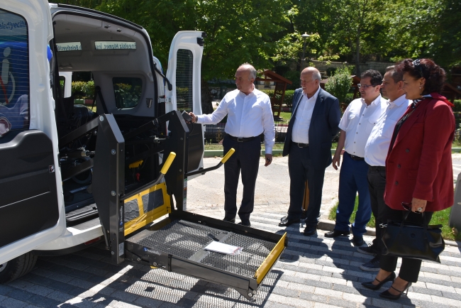 İlkay Gündoğan'dan memleketine engelli taşıma aracı