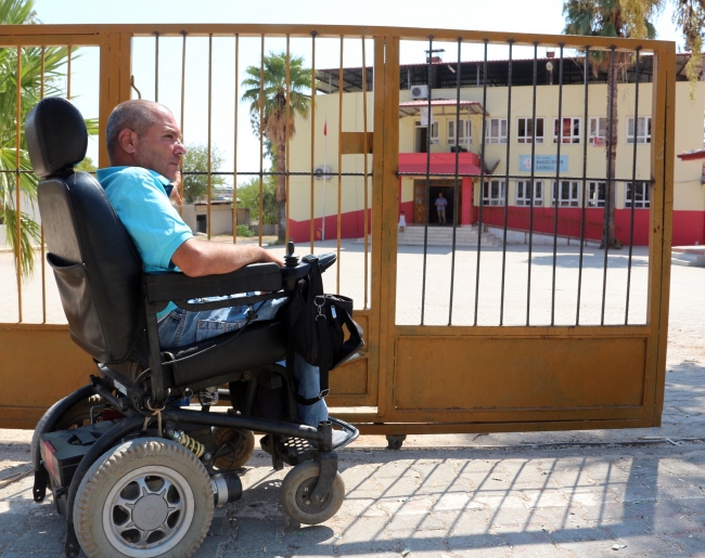 Kızlarının eğitimi için bütün zorluklara göğüs geriyor