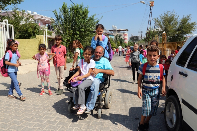 Kızlarının eğitimi için bütün zorluklara göğüs geriyor