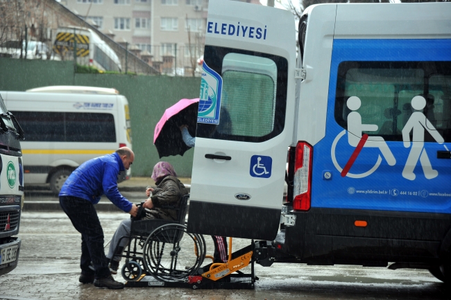 Bursa'da engelli kadınları özel servisle spora götürüyorlar