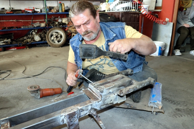 Kendisi gibi engelliler için araç üretiyor