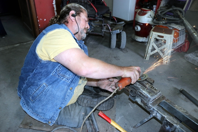 Kendisi gibi engelliler için araç üretiyor