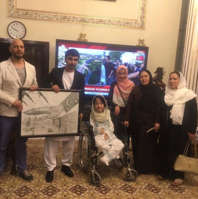 Engelli kız ağzıyla tuttuğu kalemle 15 Temmuz'u resmetti