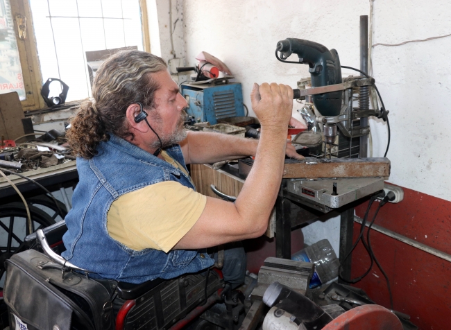 Kendisi gibi engelliler için araç üretiyor