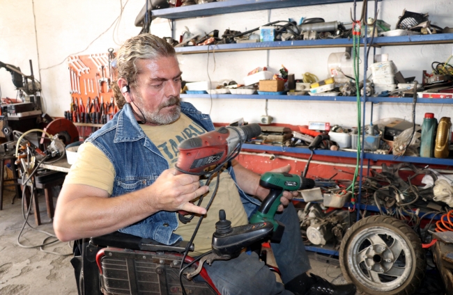 Kendisi gibi engelliler için araç üretiyor