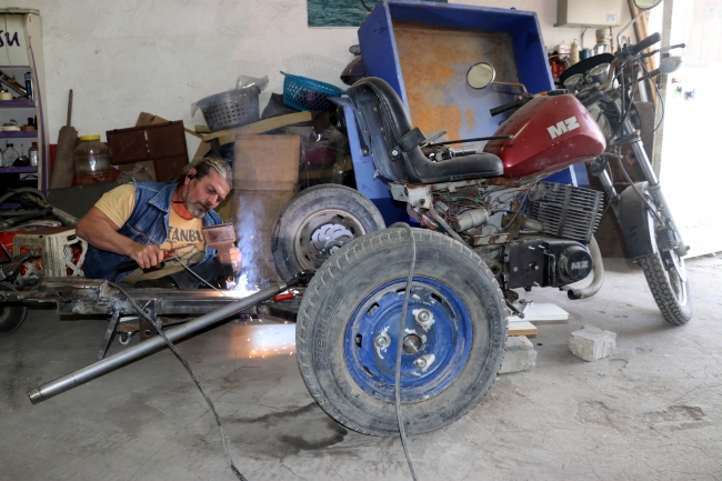 Kendisi gibi engelliler için araç üretiyor