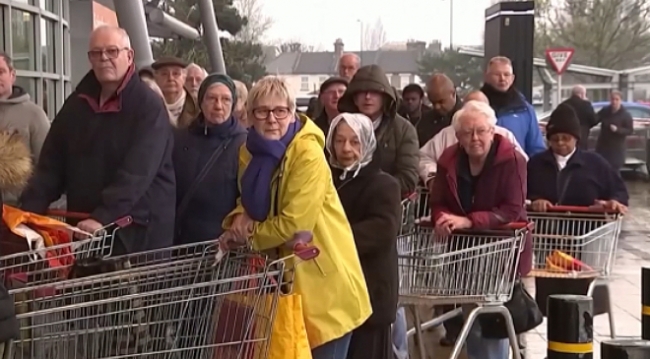 İngiltere'de halk, kısıtlamadan önce marketlere akın etti