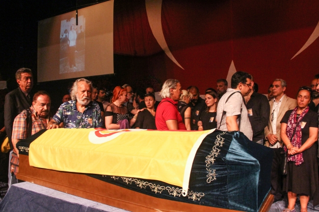 Sanatçı Enis Fosforoğlu son yolculuğuna uğurlandı