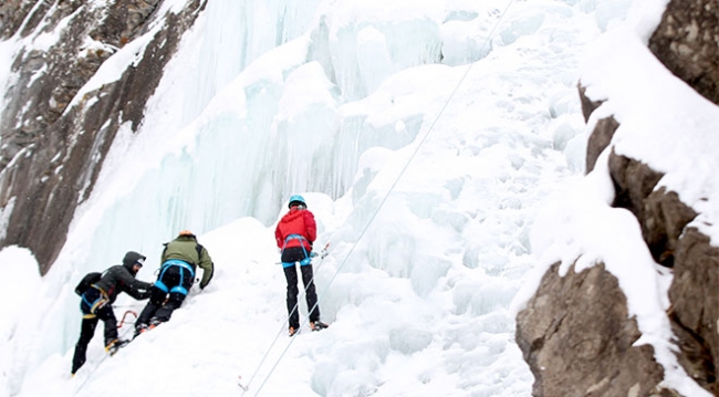 Erzurum'da dağcılar donmuş şelalelere tırmandı