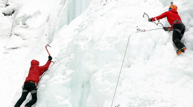 Erzurum'da dağcılar donmuş şelalelere tırmandı
