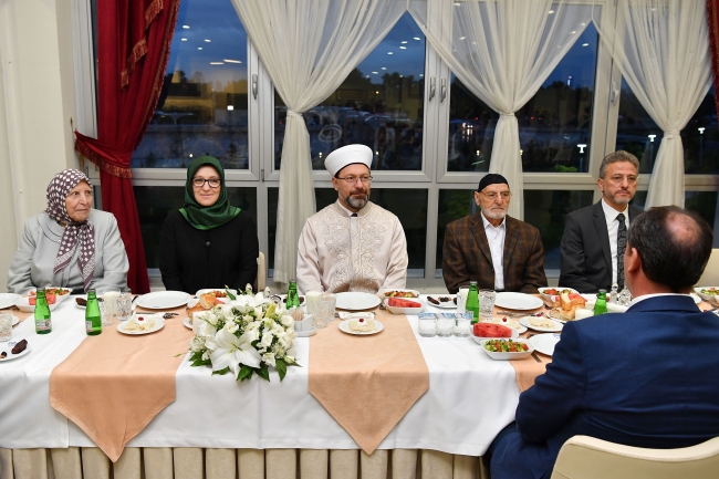 Diyanet İşleri Başkanı Erbaş, iftarını yaşlı ve çocuklarla birlikte yaptı