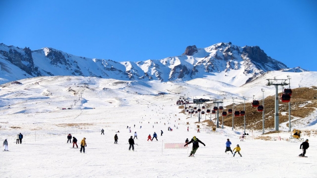 Erciyes Kayak Merkezi'nde yeni yıl öncesi turist yoğunluğu