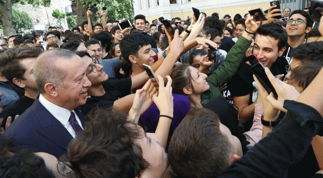 Cumhurbaşkanı Erdoğan şarkıya eşlik etti