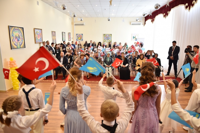 Emine Erdoğan, Astana'da Çocuk Evi ve Yetimhanesi'ni ziyaret etti