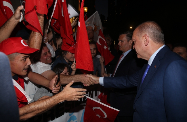 Cumhurbaşkanı Recep Tayyip Erdoğan, New York'ta konaklayacağı otele gidişinde, Türk vatandaşlarının sevgi gösterileriyle karşılandı. Fotoğraf: AA