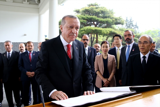 Cumhurbaşkanı Erdoğan, Seul'de Ulusal Mezarlığı ziyaret etti