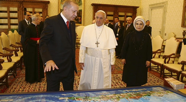 Cumhurbaşkanı Erdoğan'dan Papa'ya hediye