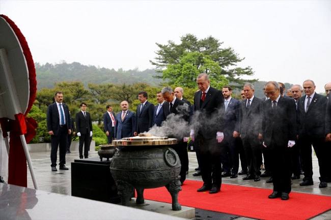 Cumhurbaşkanı Erdoğan, Seul'de Ulusal Mezarlığı ziyaret etti