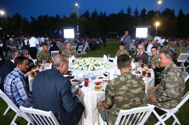 Cumhurbaşkanı Erdoğan, Komando Tugayı'nda iftara katıldı