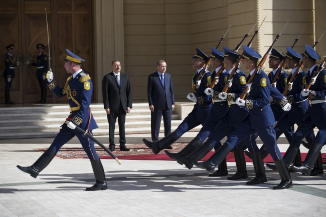 Cumhurbaşkanı Erdoğan, Azerbaycan'da resmi törenle karşılandı