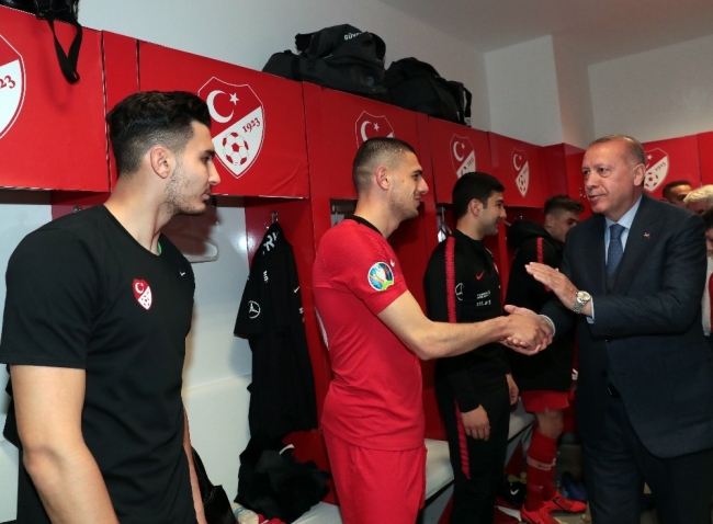 Cumhurbaşkanı Erdoğan'dan A Milli Futbol Takımı'na tebrik