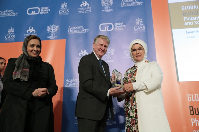 Emine Erdoğan'a Londra'da "İnsani Hizmet Takdir Ödülü" verildi