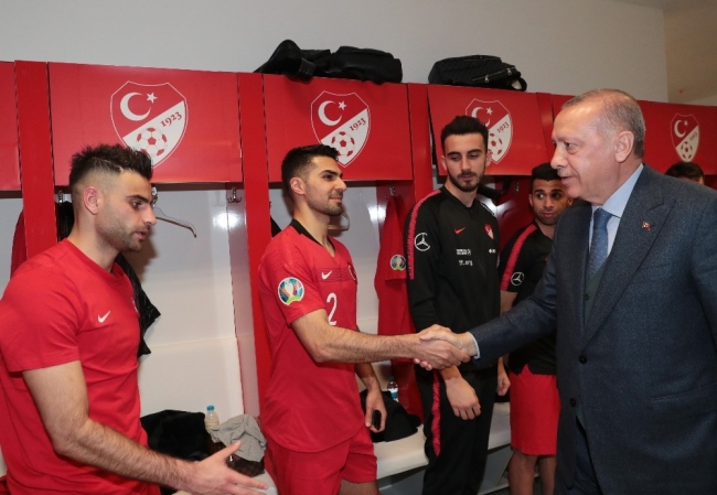 Cumhurbaşkanı Erdoğan'dan A Milli Futbol Takımı'na tebrik